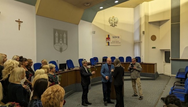 Powiększ obraz: Pracownica MOPS odbierająca nagrodę od Prezydenta Miasta Płocka